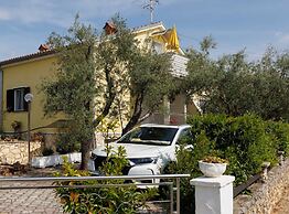 Classic and Trendy Apartment With Terrace