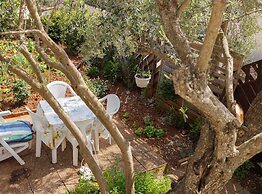 Classic and Trendy Apartment With Terrace