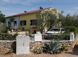 Classic and Trendy Apartment With Terrace
