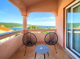 Elegant and Vibrant Apartment With Terrace and Sea View