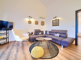 Elegant and Vibrant Apartment With Terrace and Sea View