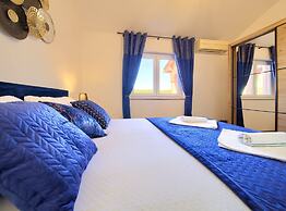 Elegant and Vibrant Apartment With Terrace and Sea View