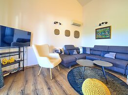 Elegant and Vibrant Apartment With Terrace and Sea View