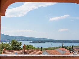 Elegant and Vibrant Apartment With Terrace and Sea View