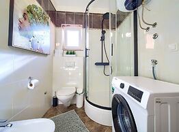 Elegant and Vibrant Apartment With Terrace and Sea View