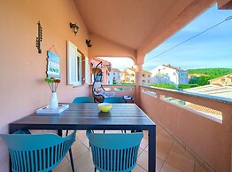 Elegant and Vibrant Apartment With Terrace and Sea View