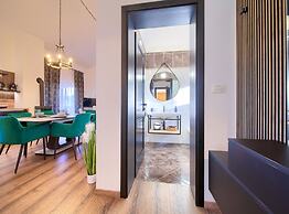 Elegant and Vibrant Apartment With Terrace and Sea View