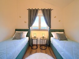 Elegant and Vibrant Apartment With Terrace and Sea View