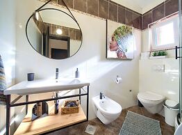 Elegant and Vibrant Apartment With Terrace and Sea View