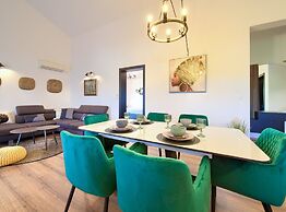 Elegant and Vibrant Apartment With Terrace and Sea View