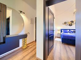 Elegant and Vibrant Apartment With Terrace and Sea View