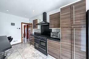 5-bed House - Sleeps 10 - Garden - Parking