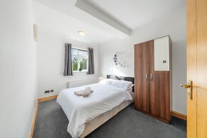5-bed House - Sleeps 10 - Garden - Parking