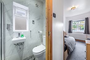 5-bed House - Sleeps 10 - Garden - Parking