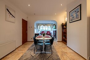 5-bed House - Sleeps 10 - Garden - Parking