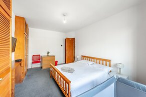 5-bed House - Sleeps 10 - Garden - Parking