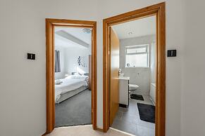 5-bed House - Sleeps 10 - Garden - Parking