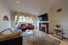 5-bed House - Sleeps 10 - Garden - Parking