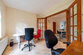5-bed House - Sleeps 10 - Garden - Parking