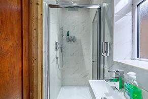 5-bed House - Sleeps 10 - Garden - Parking