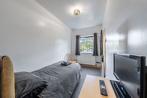 5-bed House - Sleeps 10 - Garden - Parking