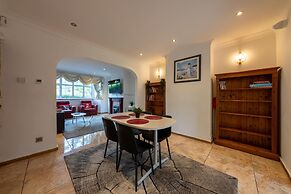 5-bed House - Sleeps 10 - Garden - Parking
