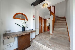 5-bed House - Sleeps 10 - Garden - Parking