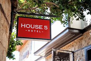 House 5 Hotel