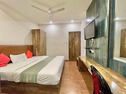 Hotel Janaki - near Ghats & Temples