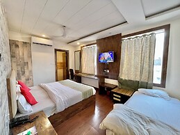 Hotel Janaki - near Ghats & Temples