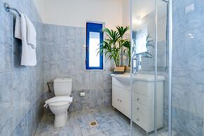 Beach House Kalamaki Steps Away From the Beach