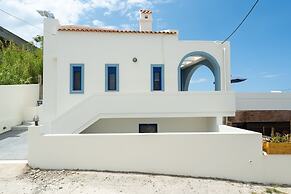 Beach House Kalamaki Steps Away From the Beach