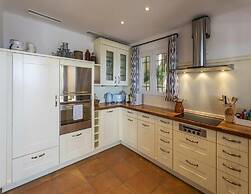 Lavish Villa With Saltwater Pool