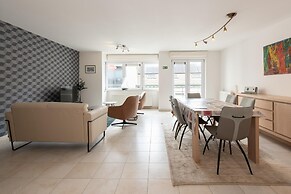 Comfy City Stay Near Sea