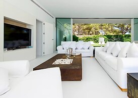 Stylish Villa With Infinity Pool