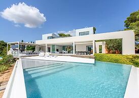 Stylish Villa With Infinity Pool