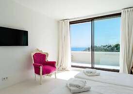 Stylish Villa With Infinity Pool