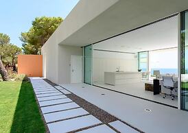 Stylish Villa With Infinity Pool