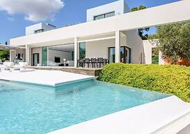 Stylish Villa With Infinity Pool