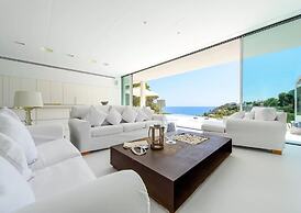 Stylish Villa With Infinity Pool