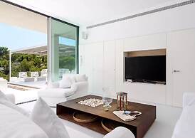 Stylish Villa With Infinity Pool