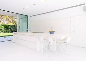 Stylish Villa With Infinity Pool