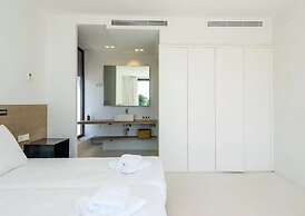 Stylish Villa With Infinity Pool