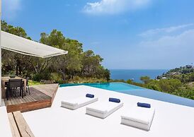 Stylish Villa With Infinity Pool