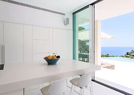 Stylish Villa With Infinity Pool