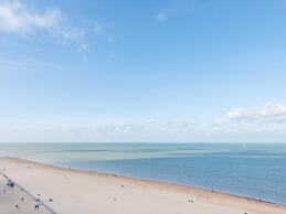 Tasteful Apartment Near the Beach