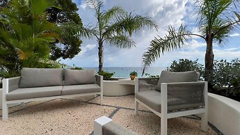 Villa Francoise - 4 Bedroom Beachfront w Pool