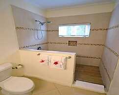 Je Suis Jamaica - 4 B R Beachfront Villa w Staff