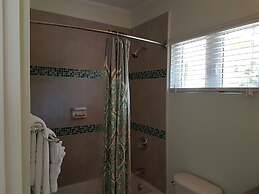 Je Suis Jamaica - 4 B R Beachfront Villa w Staff