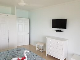 Je Suis Jamaica - 4 B R Beachfront Villa w Staff